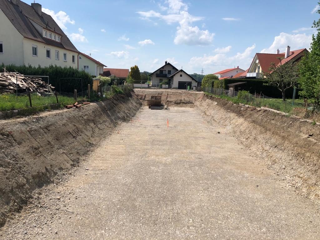 Nachher: ausgehobene Baugrube, baufreies Grundstück